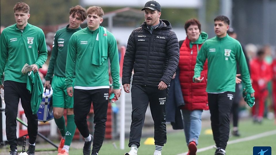 Robin Keiner (Bildmitte, in schwarz) will mit seinem TSV auch gegen die zuletzt aufmüpfige DJK Hain drei Punkte einfahren und seine Serie auf 12 Siege in Folge ausbauen.