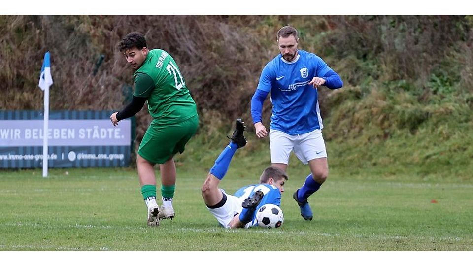 Nach dem Zweikampf mit Planigs Belmin Kurpejovic (grünes Trikot) ist der Bockenauer Julian Kuhn zu Boden gegangen. TSV-Teamkollege Lucas Brandenburg schaut zu.	Foto: Mario Luge