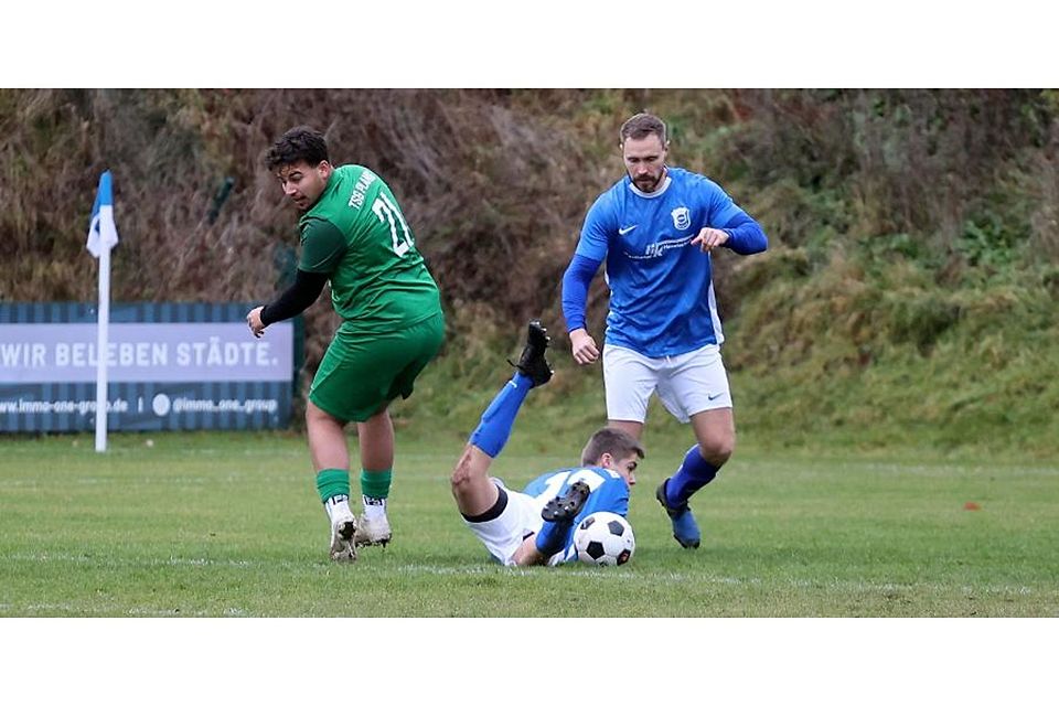 Nach dem Zweikampf mit Planigs Belmin Kurpejovic (grünes Trikot) ist der Bockenauer Julian Kuhn zu Boden gegangen. TSV-Teamkollege Lucas Brandenburg schaut zu.	Foto: Mario Luge