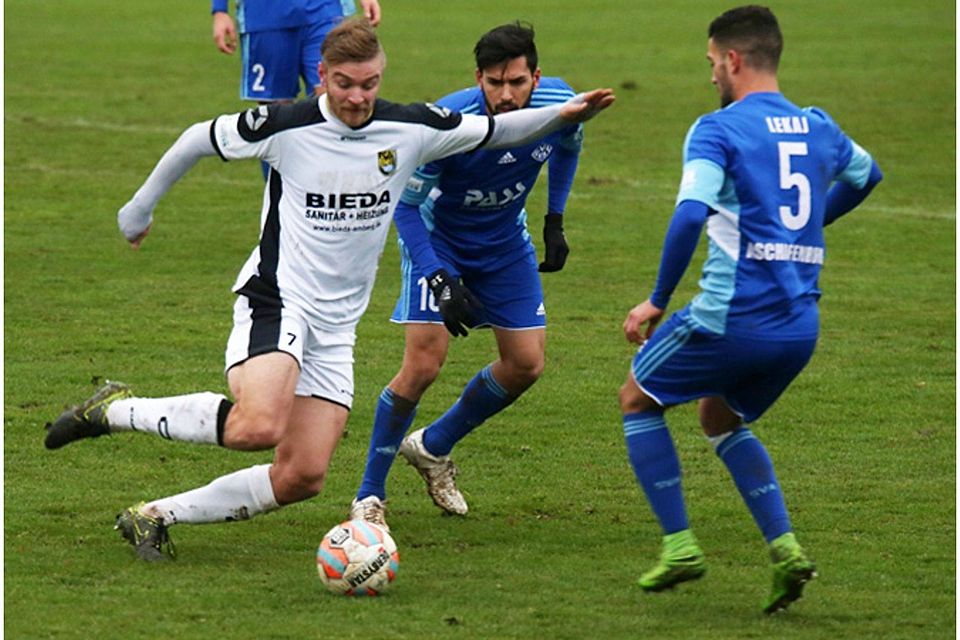 Der FC Amberg (in weiß) und der SV Viktoria Aschaffenburg sehen sich nach dem Abstieg aus der Regionalliga in der Bayernliga Nord wieder. F: Rothe