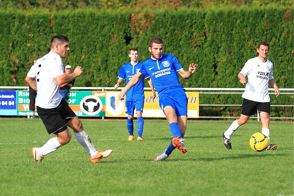 Auch im Rückspiel darf Lukas Knell (Mitte) gerne gegen den TSV Zornheim einnetzen. F: Wolff