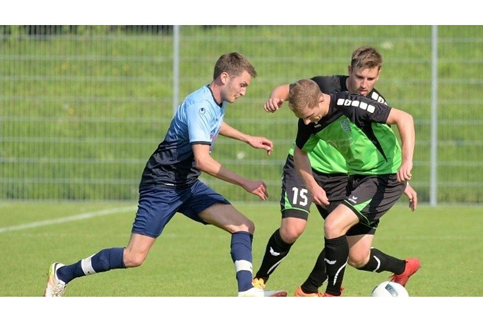 Lukas Koschmieder (rechts) will mit dem TSV Eningen in der Erfolgsspur bleiben.   Foto: Baur