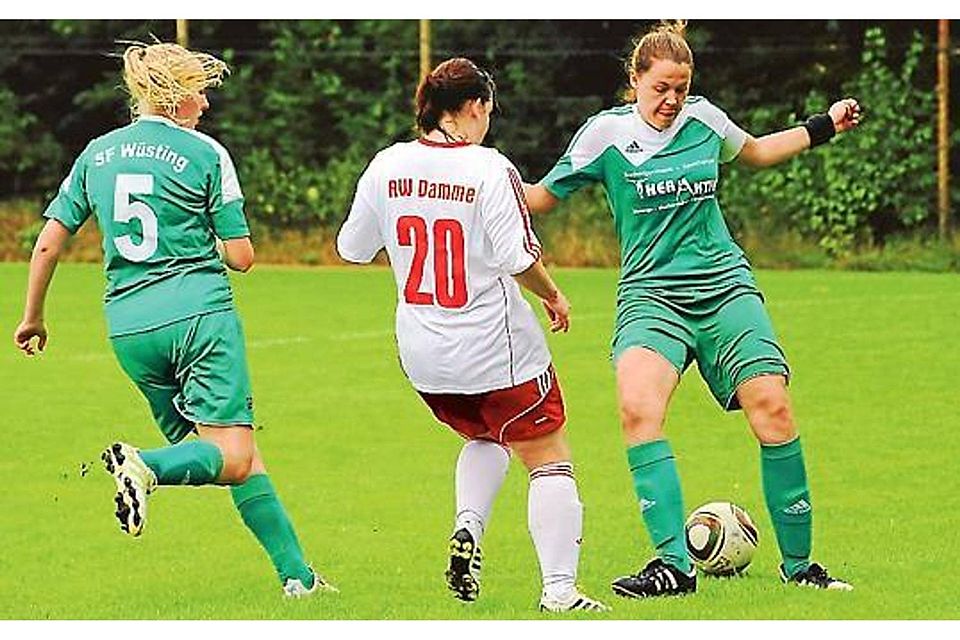 Konnten gegen den  SV RW Damme nichts ausrichten: Die Spielerinnen der Sf Wüsting (grünes Trikot)  verloren  0:6. Verena Sieling