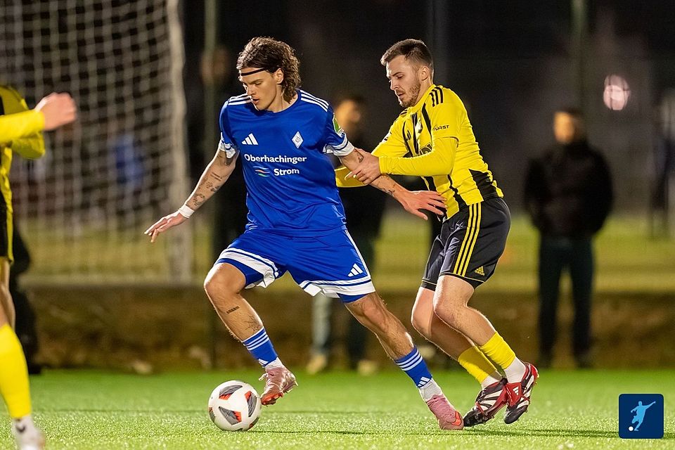 Der SV Kirchanschöring (gelb)  trifft in der Bayernliga auf 1860 München II. Deisenhofen (blau) ist zu Gast in Schwaig. 