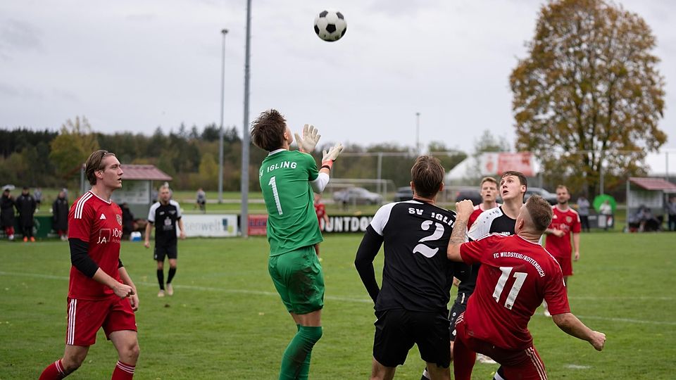 Auch in dieser Szene nur Zuschauer: Der FC Wildsteig/Rottenbuch (in Rot) haderte beim Gastspiel in Igling mit sich selbst, dem Gegner und dem Schiedsrichter.