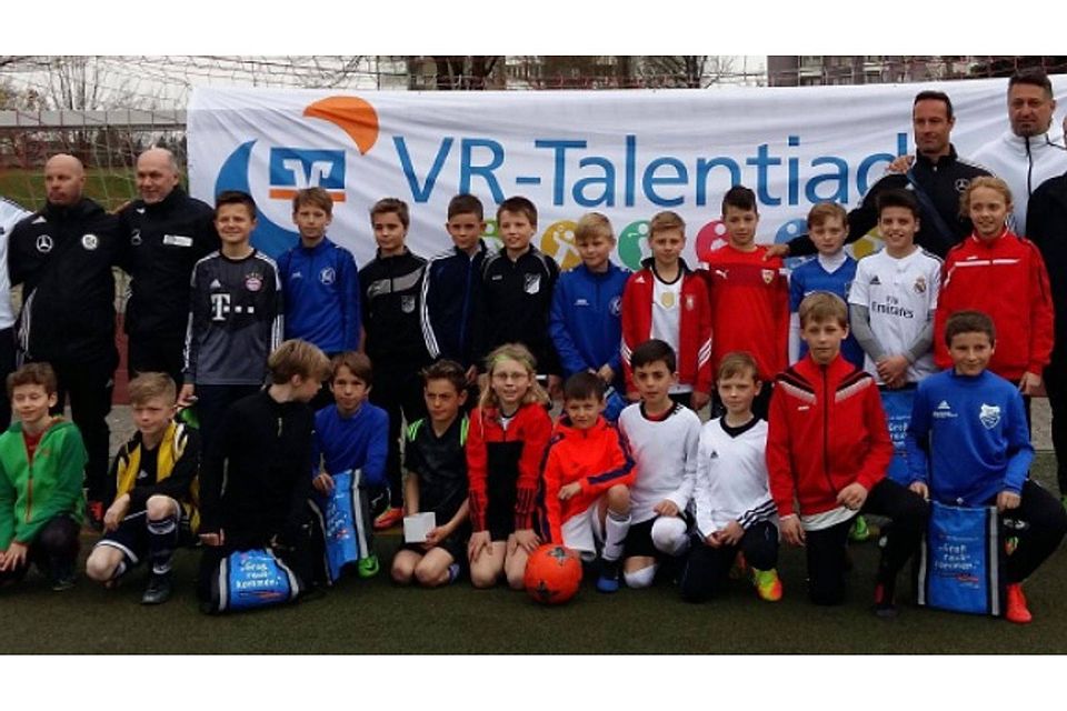 Die Teilnehmer der VR-Talentiade Fußball auf dem Wangener Kunstrasen im Waltersbühl. svd