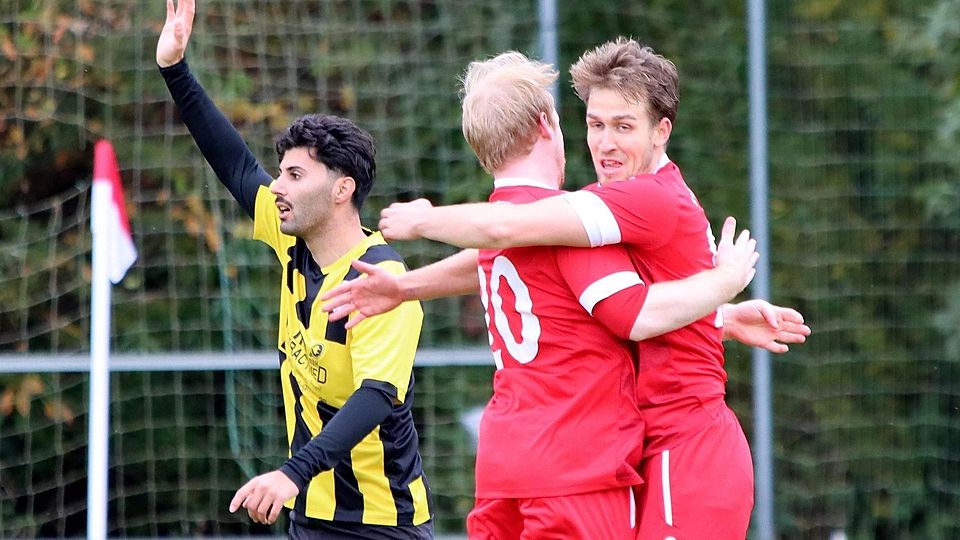 Ein Grund zum Reklamieren? Nein, das 1:0 durch Hörgertshausens Kilian Oberprieler (r., mit Gratulant Valentin Schwarz) gegen die SGT Istanbul Moosburg zählte. Es sollten noch zwei weitere Tore von Oberprieler folgen.