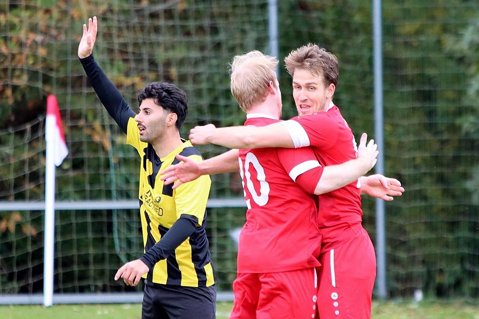 Ein Grund zum Reklamieren? Nein, das 1:0 durch Hörgertshausens Kilian Oberprieler (r., mit Gratulant Valentin Schwarz) gegen die SGT Istanbul Moosburg zählte. Es sollten noch zwei weitere Tore von Oberprieler folgen.