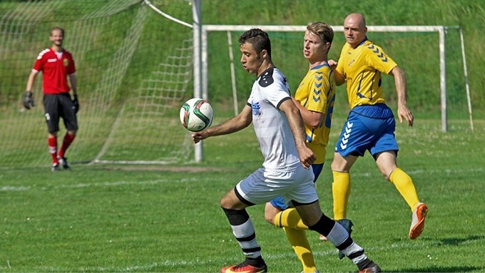 Rotations Torjäger Kingsley Demaving wurde gegen die SG LVB eingewechselt und trug mit zwei Treffern seinen Teil zum 3:1-Erfolg bei. F: Rossner