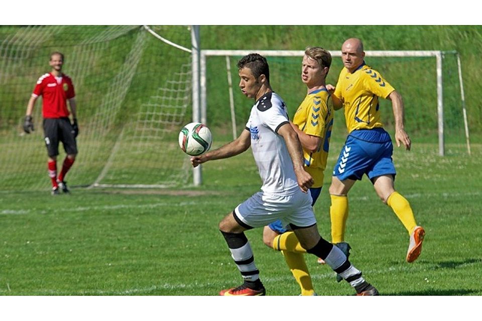 Rotations Torjäger Kingsley Demaving wurde gegen die SG LVB eingewechselt und trug mit zwei Treffern seinen Teil zum 3:1-Erfolg bei. F: Rossner