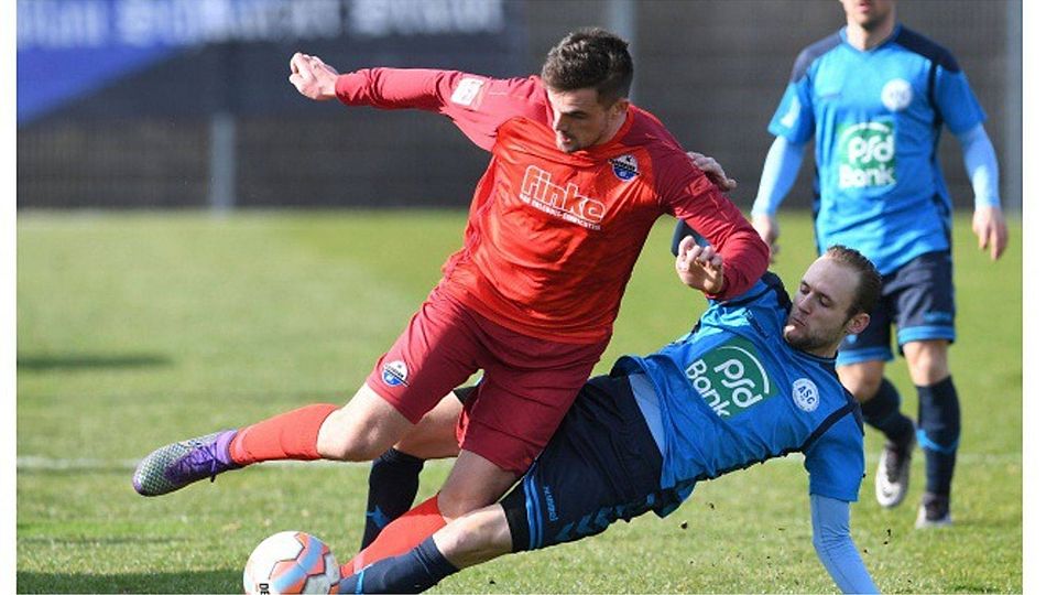 Pech im Abschluss: Paderborns Marcel Salokat (l.) vergab nach der Pause per Kopf. Die U21 verlor gegen Dortmund 0:1. FOTO: MARC KÖPPELMANN