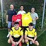Freuten sich bei der Trikotübergabe mit Trainer Andi Weiherer (mi.) und den Spielern Elias (vorne li.) und Samuel (vorne re.): Georg Wenzl (Geschäftsführer Wolf System / re.) und Michael Eder (Sales FuPa / li.).