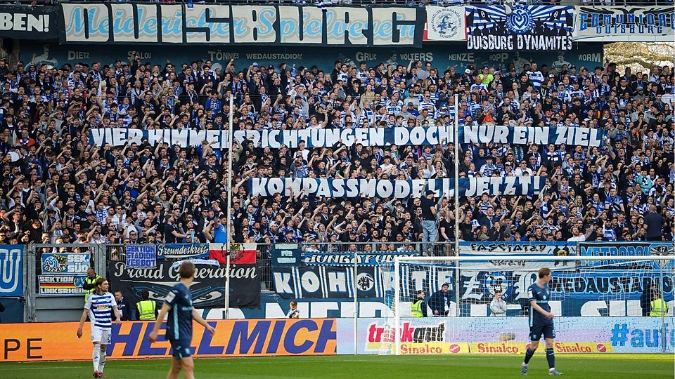 Klare Meinung: Die Fans aus Duisburg geben im Spiel gegen 1860 ihre Meinung zum Besten – „Vier Himmelsrichtungen, doch nur ein Ziel: Kompassmodell jetzt!“