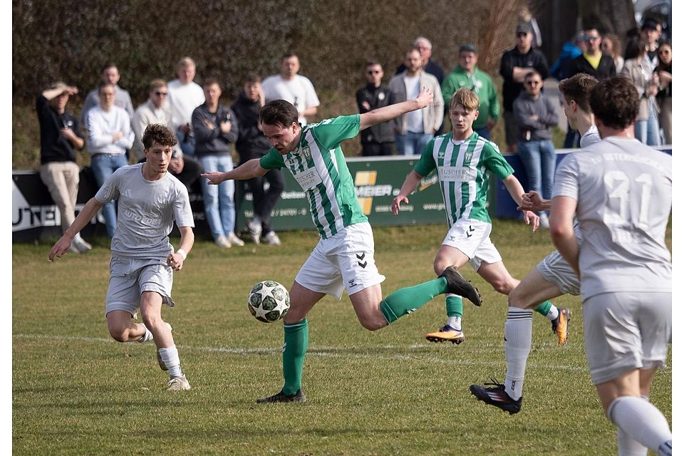FB KL Emmering (grün)  Marinus Riedl und hinten Max Niedermaier -- vs Ostermünchen