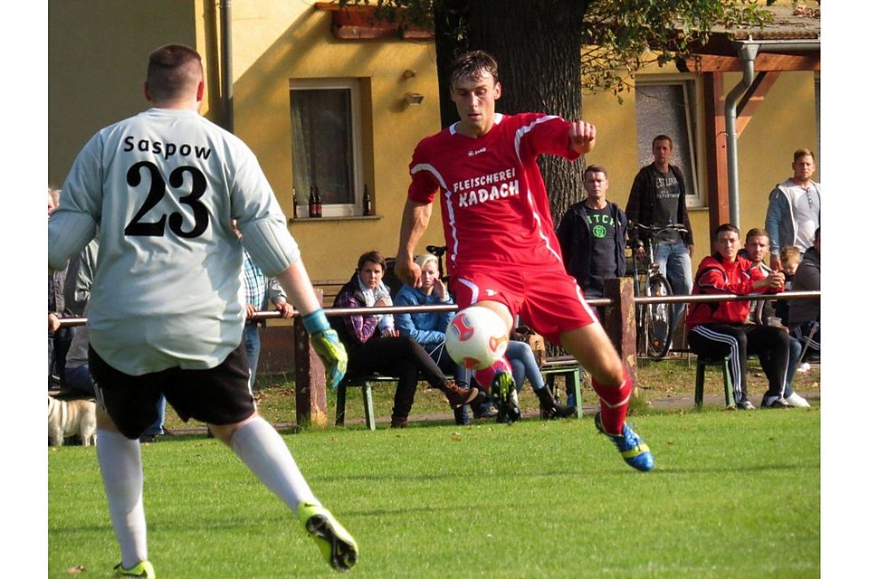 Ob am Boden oder in der Luft: Mathias Jäckel (hier gegen Saspow) war am 29. Spieltag unstoppable. F: Voigt