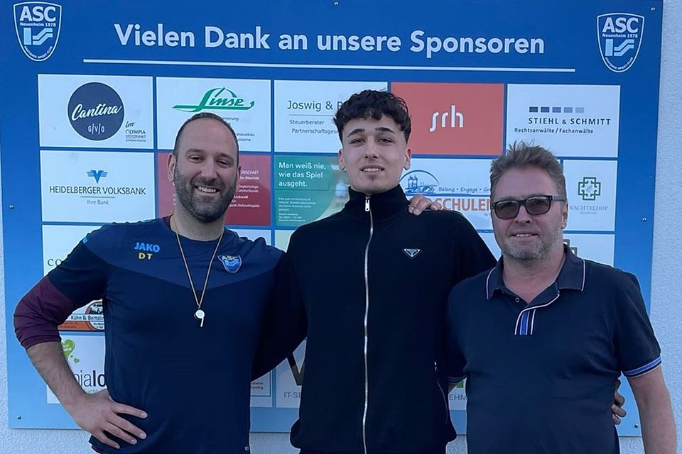 Fabian Marx (m.) mit ASC-Trainer Daniel Tsiflidis (l.) und Teammanager Danny Stiegler.