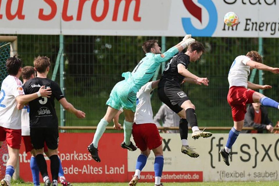 Stades Torhüter Timo Haepp vereitelte einige Torchancen des Favoriten aus Lüneburg. Der VfL Güldenstern verdiente sich einen Punkt. Foto: Struwe