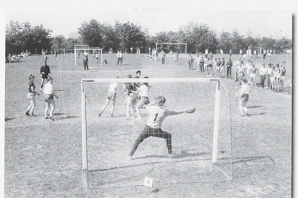 Handballturnier. Blick vom etwas höher gelegenen nördlichen Zincke-Platz auf den Werner-Platz. Ganz hinten oberhalb des linken Pfostens ein Uni-Gebäude am Ende der Leibnizstraße. Handballturnier. Blick vom etwas höher gelegenen nördlichen Zincke-Platz auf den Werner-Platz. Ganz hinten oberhalb des linken Pfostens ein Uni-Gebäude am Ende der Leibnizstraße.