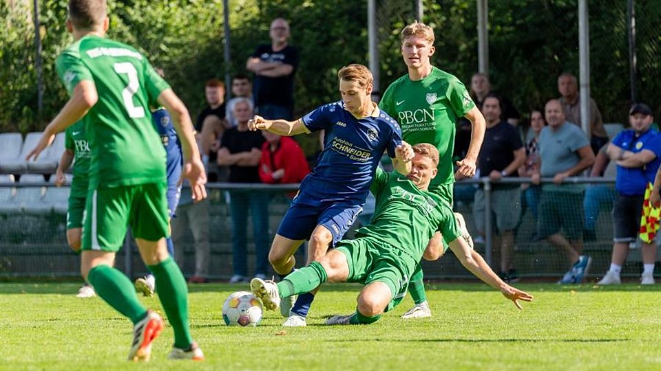 Dennis Schneeweiss (blaues Trikot) von der SG Schlangenbad wird vom Beuerbacher Mario Hofmann gestört, der mit dem TuS am Ende die Kreisoberliga-Partie mit 3:1 gewann.	Foto: Eibner-Pressefoto/Jan-Niclas Groemling