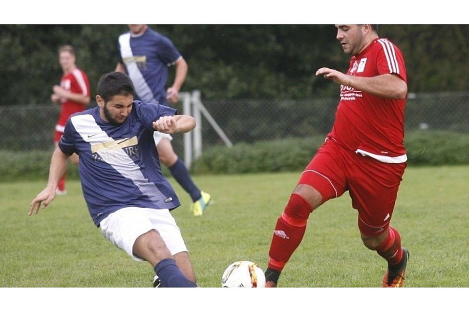 Salzbödes Marcel Köhler (rechts) wird von Schwarz-Weiß Gießen-Akteur Taner Memet-Ali ausgebremst. Was hier gelingt, schafft das Team von der Margaretenhütte im Spielverlauf nur selten. Salzböde-Lahn setzt sich klar mit 6:0 durch. 	Foto: Ben
