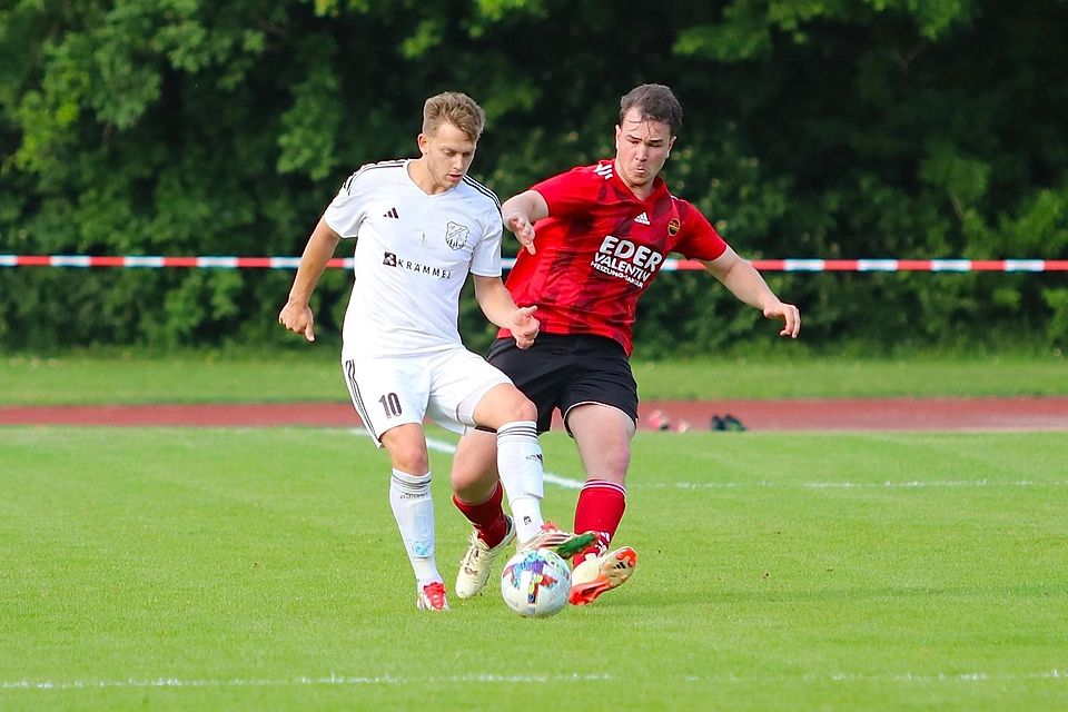 Ihr Spiel behaupten will die DJK Waldram um Luca Faganello (l.) gegen Bezirksligist SV Bad Heilbrunn.