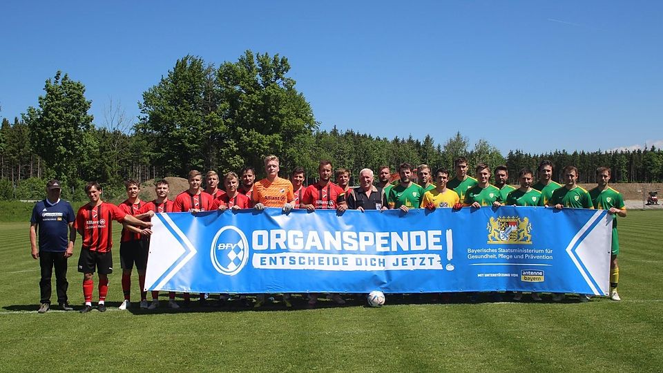 Setzen ein Zeichen: Die Eglfinger und Uffinger Fußballer laufen vor dem Anpfiff zusammen mit Schiedsrichter Michael Grotz und Spielleiter Erhard Mach mit einem Banner ein.