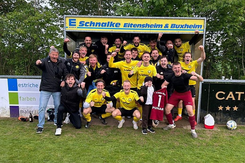 Wie groß ist denn bitte die Auswärtskabine in Hitzhofen, dass da die ganze Mannschaft reinpasst?!?
