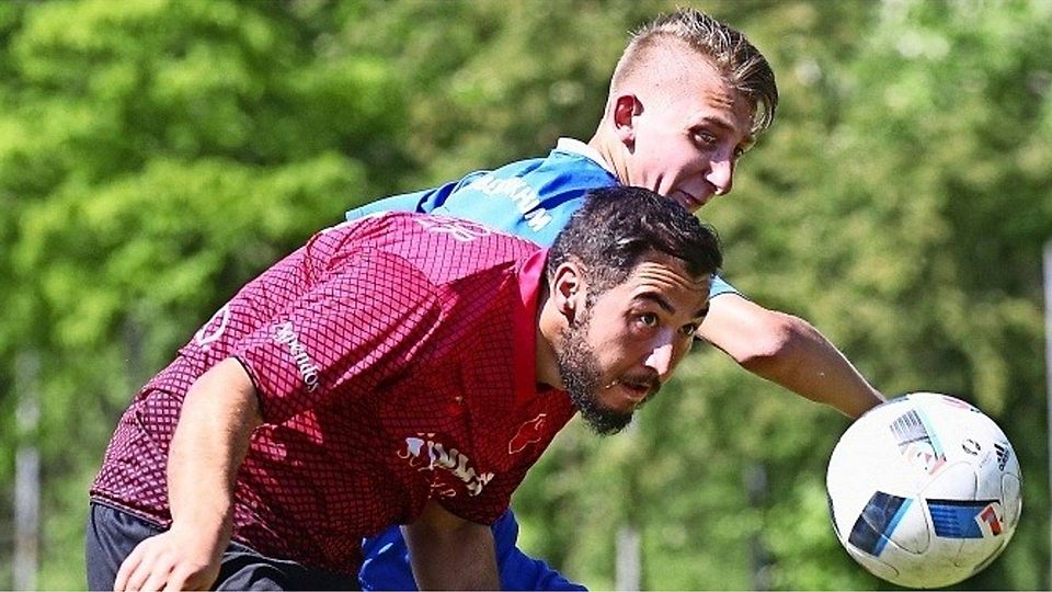 Obertürkheims Tim Wagner (hinten) im Duell mit Nevzat Dursun von Türkspor Stuttgart. Nach 90 Minuten trennten sich die Mannschaften mit 0:0. Foto: Holger Strehlow