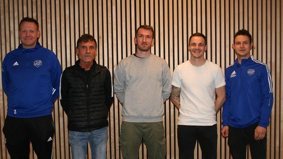 Die Freyunger Funktionäre mit ihren beiden neuen Coaches Sepp Gsödl (zweiter von links) und Bastian Butscher (Mitte) 