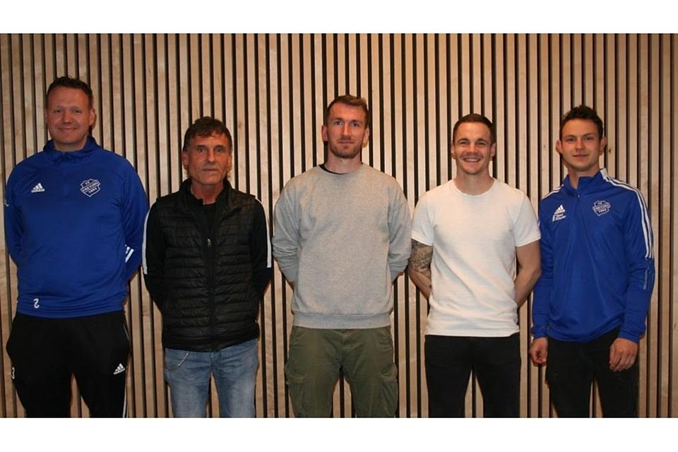 Die Freyunger Funktionäre mit ihren beiden neuen Coaches Sepp Gsödl (zweiter von links) und Bastian Butscher (Mitte) 