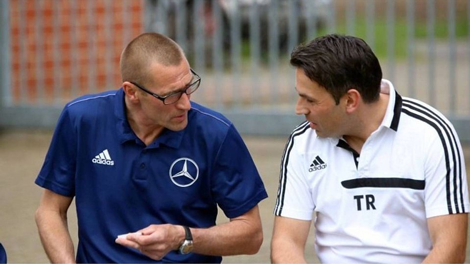 Bruno Graw (links) im Gespräch mit seinem Trainerkollegen Nihat Derya. F: Thomas Mönter