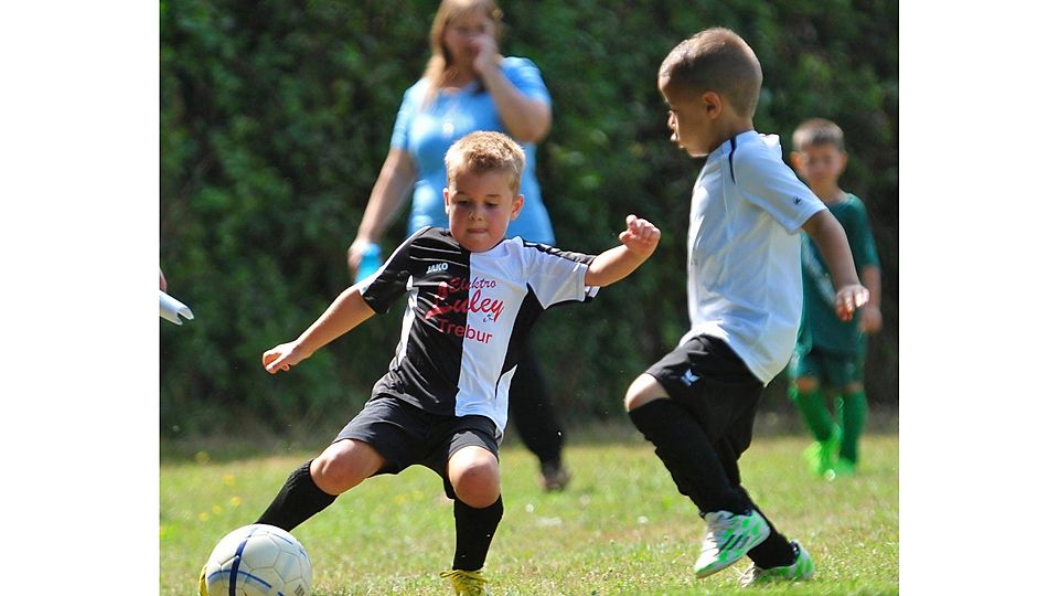 Fairplay soll insbesondere beim jüngsten Fußballnachwuchs (links der Treburer BenHoffmann) deutlicher als bisher Einzug halten. Der Kreis Groß-Gerau hat damit gute Erfahrungen gemacht. Foto: Uwe Krämer