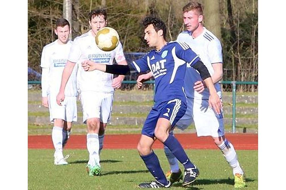 Auf die Pelle gerückt: Die Fußballer  des ASV (weißes Trikots) erkämpften sich in Delmenhorst ein 0:0. Olaf Blume