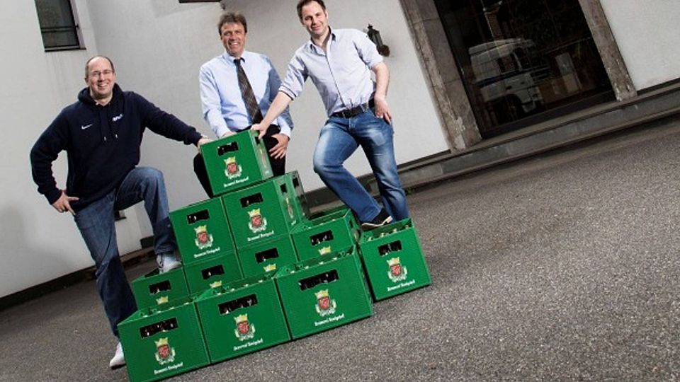 Christian Kurth (FuPa Niederrhein), Frank Tichelkamp (Brauerei Königshof) und Michael Jasmund (Regionale Sporthelden) freuen sich auf das Team-Shooting in Krefeld. Foto: Christoph Rücker