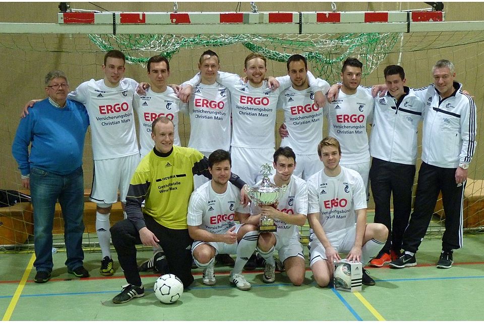 Auf unserem Foto die siegreiche Mannschaft des FC Homberg, die den Melsunger FV 08 als Hallenkreismeister ablöste.                                  (Der Bericht und das Bild wurde von Kreispressewart Andreas Garde zur Verfügung gestellt).