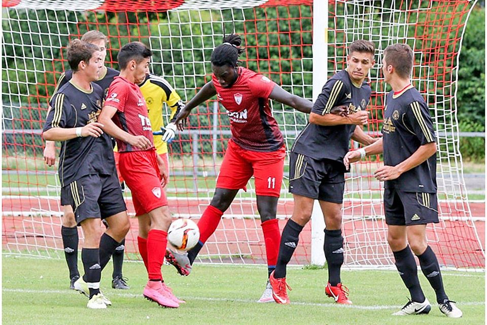 Jerome Fayé (Mitte, am Ball) war mit seinen beiden Treffern maßgeblich an der 0:2-Niederlage des SV Mering gegen Türkspor Augsburg beteiligt. Der MSV kommt in dieser Saison nicht so recht in Schwung und ist nun schon drei Spiele sieglos.  Foto: Kolbert