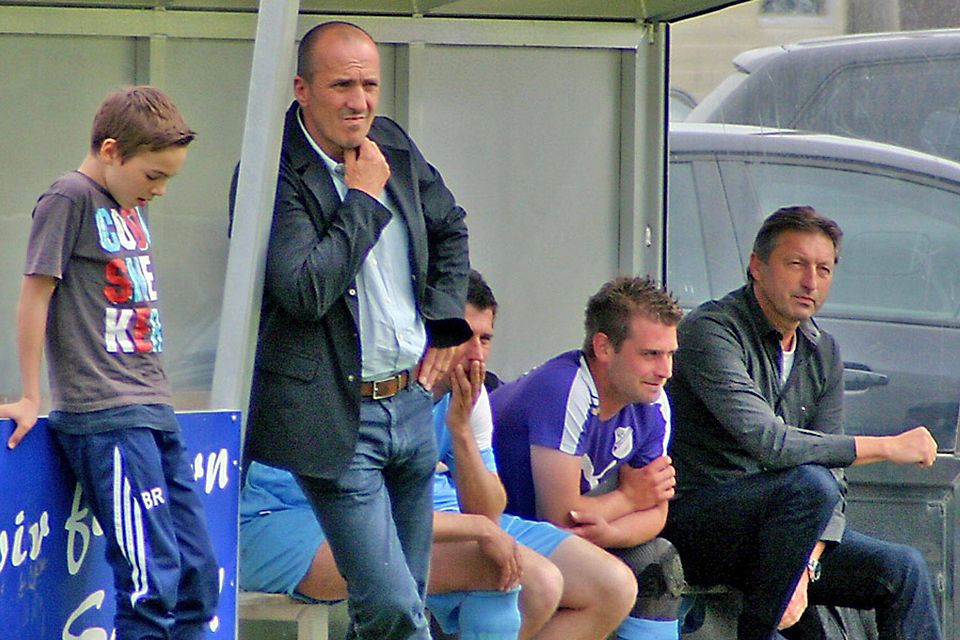 Mehr als unzufrieden mit dem sportlichen Verlauf der Rückrunde waren die Schwabegger Trainer Herbert Wiest (Zweiter von links) und Gerhard Holzmann (ganz rechts).  Foto: Manfred Stahl