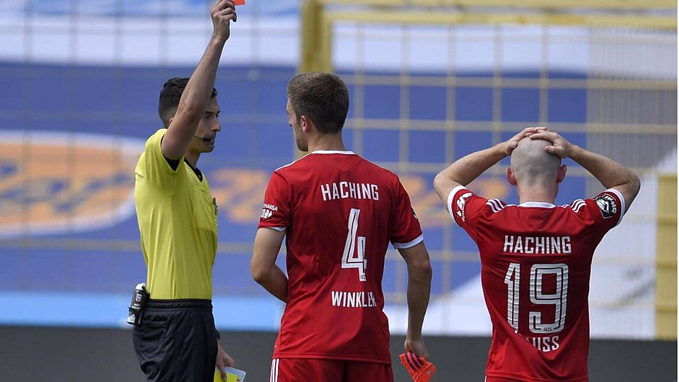 Harte Entscheidung: Schiedsrichter Badstübner zeigte Hachings Alexander Winkler die Gelb-Rote Karte. mis