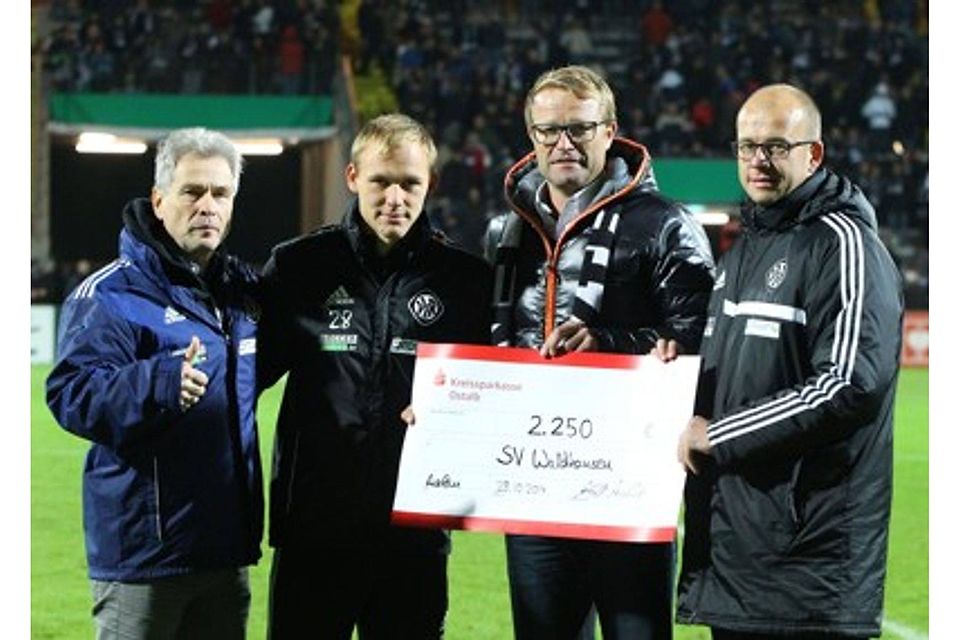 Harald Drabek (2.v.r.) nahm für den SV Waldhausen den symbolischen Scheck entgegen. (Foto: VfR Aalen)