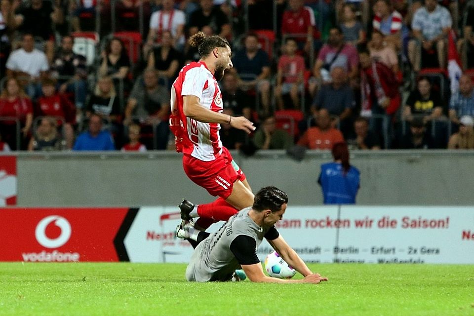 Bittere Szene: Romario Hajrulla wird folgenschwer von seinem Gegenspieler getroffen..