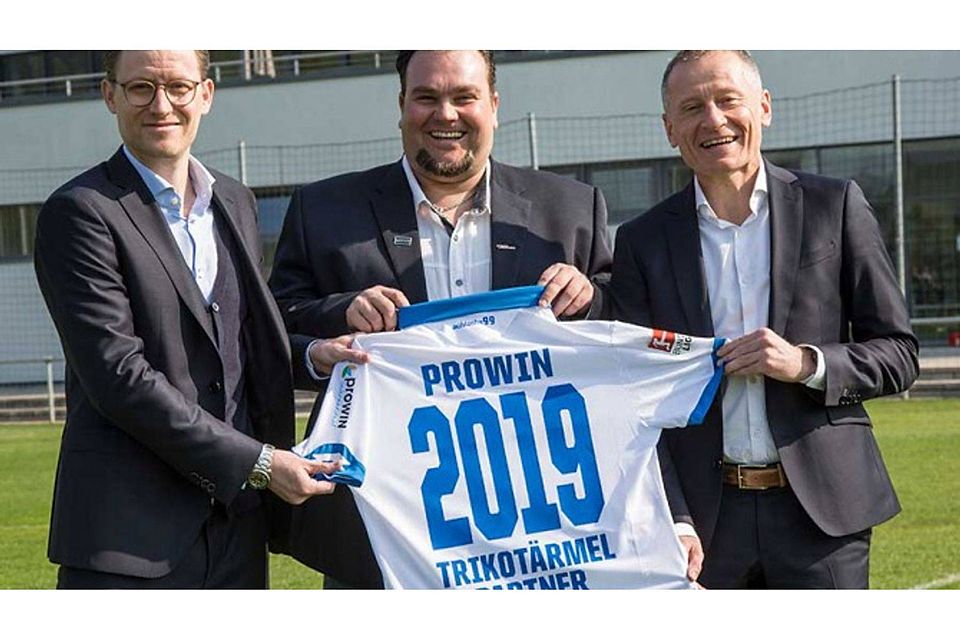 Von links : Arnfried Lemmle, Leiter Sponsoring und Vertrieb der TSG 1899 Hoffenheim, Sascha Winter, Geschäftsführer der proWIN Winter GmbH, und Dr. Peter Görlich, Geschäftsführer der TSG 1899 Hoffenheim.