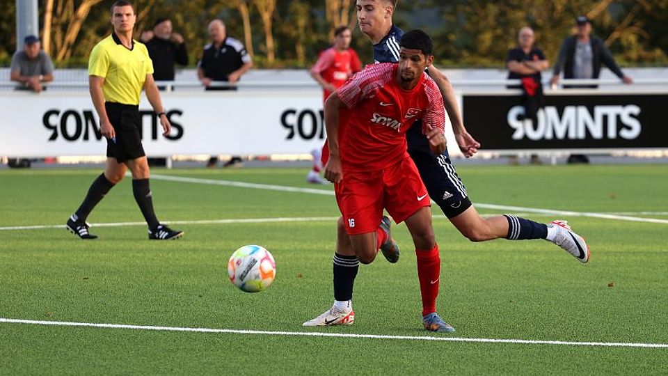 Zweikampf der Mittelfeldspieler: Hüffelsheims Joshua Sapper Rodriguez (rotes Trikot) kommt vor Colin Fuchs an den Ball.	Foto: Luge