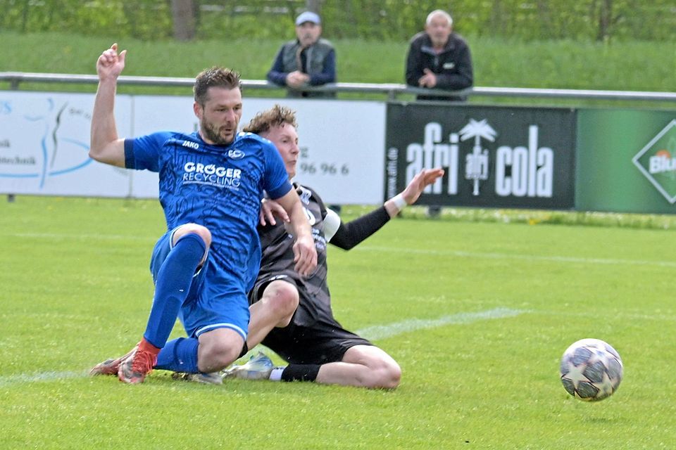 Zweimal konnte der Nördlinger Luca Lechler Günzburgs Maximilian Lamatsch (links) nicht am erfolgreichen Abschluss hindern, trotzdem nahmen die Rieser die Punkte mit nach Hause.