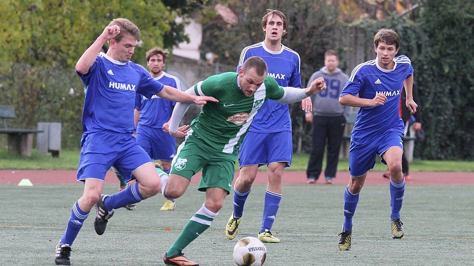 So leicht kommt er nicht vorbei: Der Bretzenheimer Patric Komforth (links) stoppt den Marienborner Mateo Trapp. Foto: hbz/JÃ¶rg Henkel