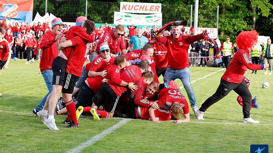 So sehen Emotionen aus! Beim FC Egglham kannte der Jubel nach Schlusspfiff keine Grenzen mehr.
