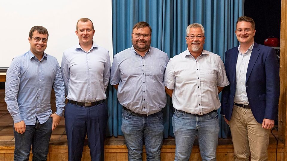 Packen weiterhin gemeinsam an: (v. l.) Stephan Wagensohner, Pascal Hohberger, Stefan Gomm und Erik Shenton. Bezirksschiedsrichterobmann Daniel Maurer (r.) wünschte dem Führungsquartett viel Erfolg für die Zukunft.