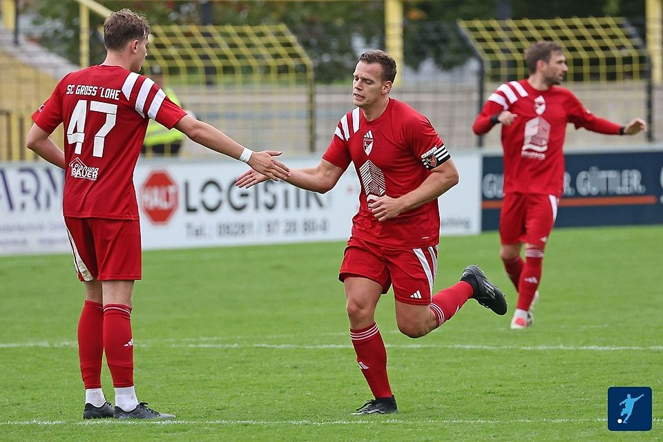 Jan Sperber (rechts) trägt in Vertretung von Justin Opcin die Binde beim SC Großschwarzenlohe.