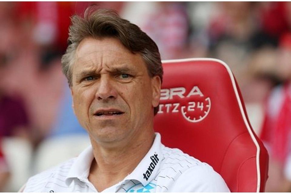Der Trainer der Stuttgarter Kickers, Horst Steffen, musste mitansehen, wie sein Team in Cottbus mit 2:0 verlor. Bongarts
