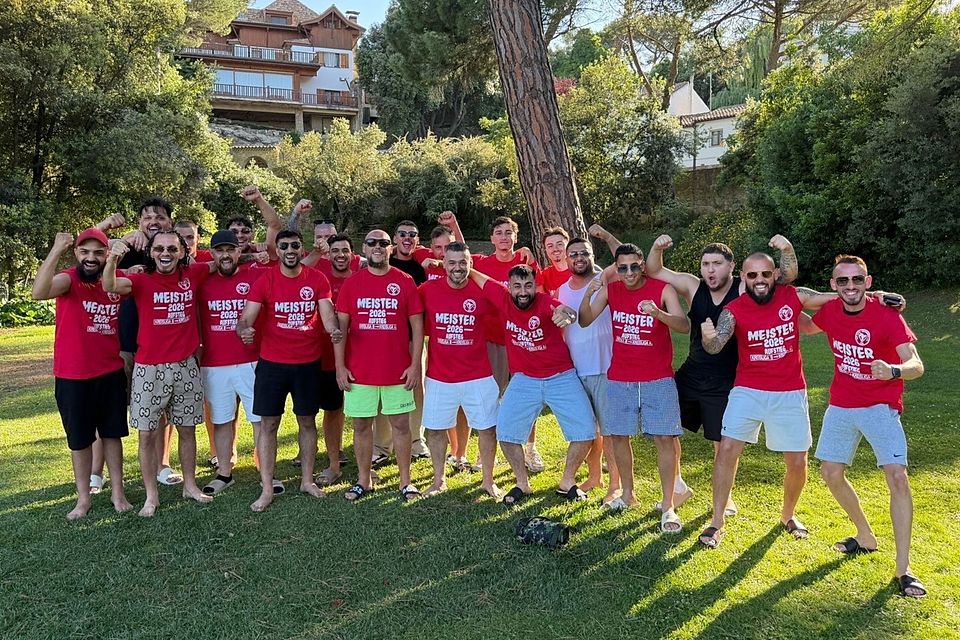 Die gesamte „Adler Mannschaft“ feiert & Jubelt im Nordosten von Spanien In Katalonien. Die gesamte „Adler Mannschaft“ feiert & Jubelt im Nordosten von Spanien In Katalonien.