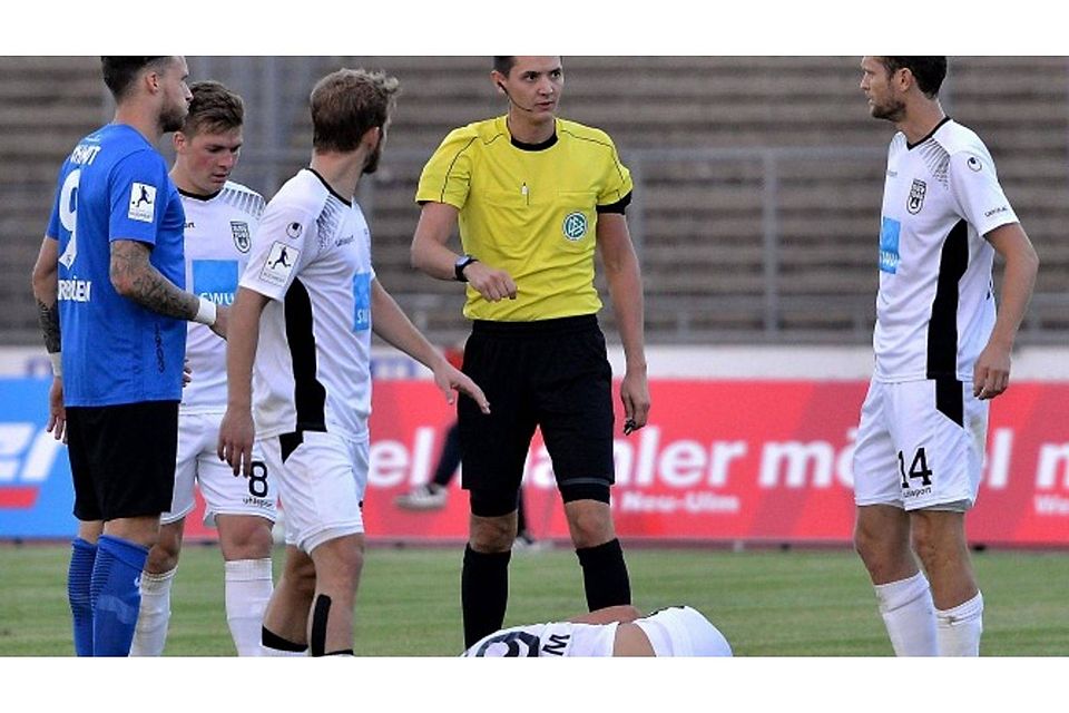Die Ulmer Spatzen (weiß) zogen im Auftaktspiel der Fußball-Regionalliga Südwest gegen den 1. FC Saarbrücken klar den Kürzeren. Foto: Horst Hörger